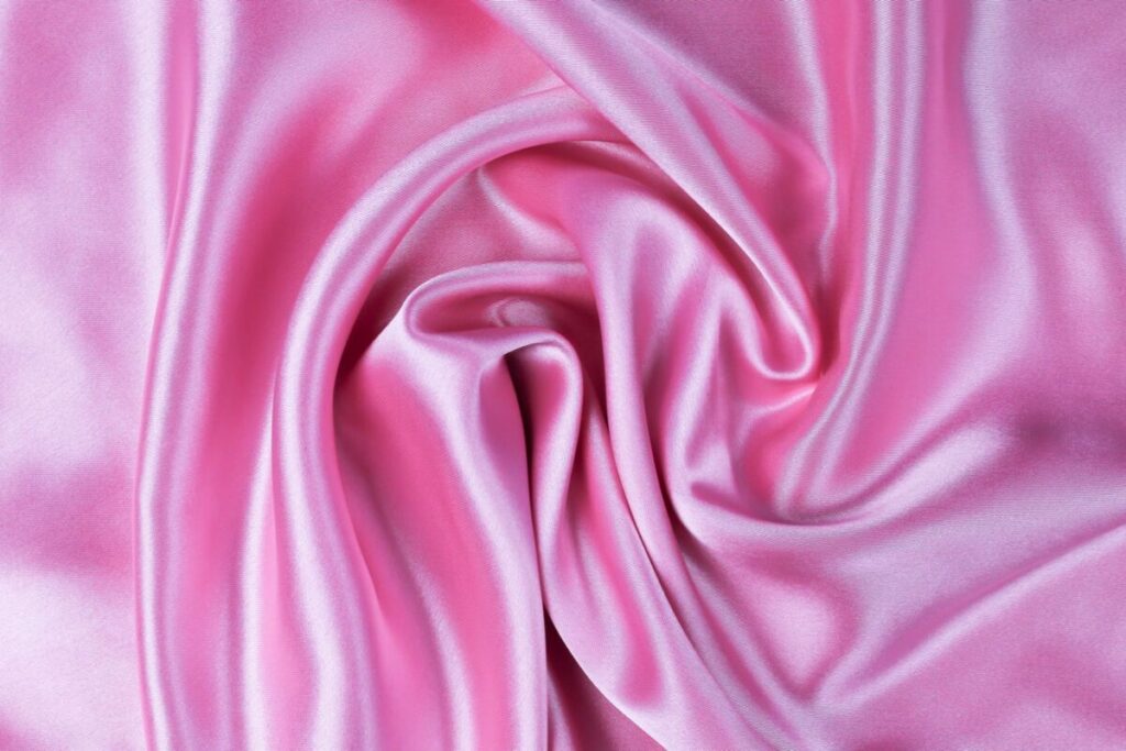 Golvend roze satijn, als beeld voor zacht en langzaam beginnen